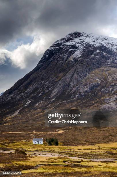white cottage, glencoe, scotland, uk - glencoe schotland stockfoto's en -beelden