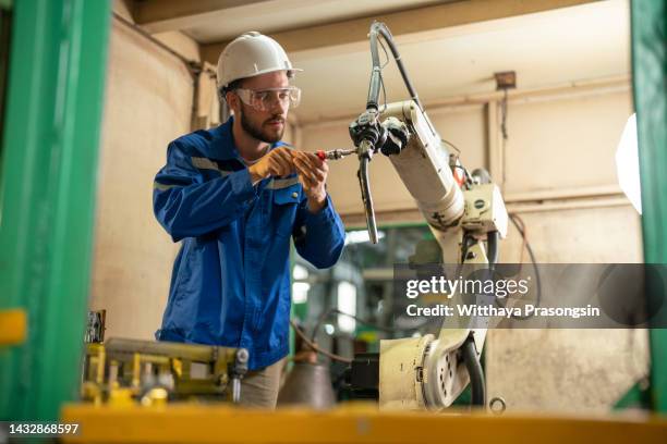 Robot Fixing Computer 7,406 Robot Repair Stock Photos, High-Res Pictures, and Images - Getty ...