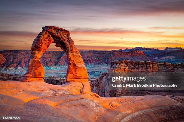glowing arch - arches national park stock-fotos und bilder