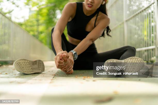 woman got sport injured while jogging on the street - injured street stockfoto's en -beelden