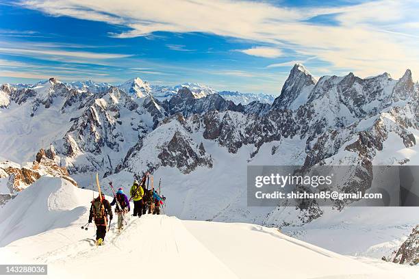 aiguille du midi at mt blanc - mont blanc massiv stock-fotos und bilder