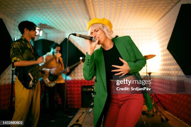 musicisti moderni che fanno le prove nello studio di registrazione musicale - musicista di musica pop foto e immagini stock