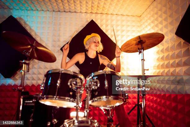 baterista femenina caucásica, tocando la batería en el estudio de grabación - baterista fotografías e imágenes de stock