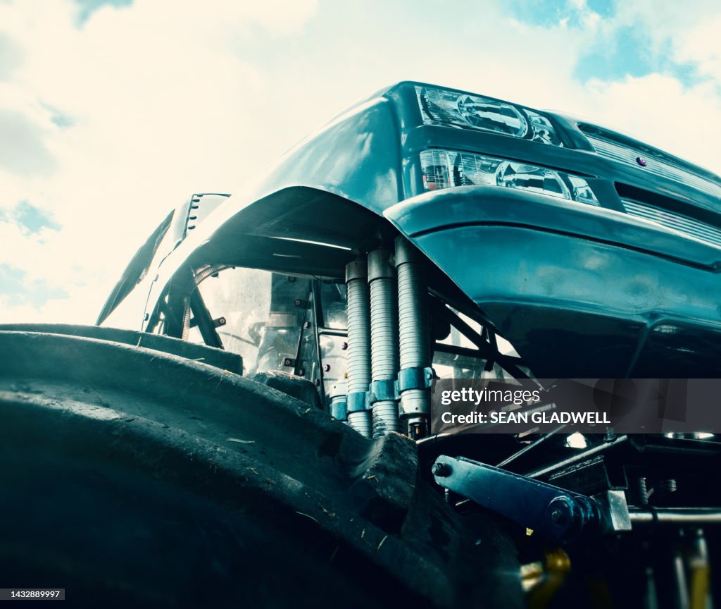 Monster truck suspension