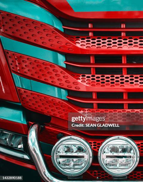 grill section of truck - rejilla del radiador fotografías e imágenes de stock