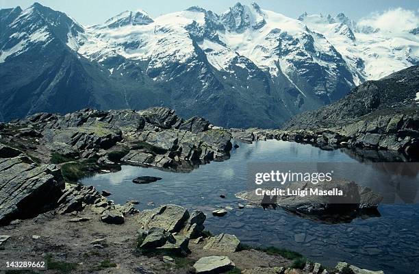 liquid mirror - nationalpark gran paradiso stock-fotos und bilder