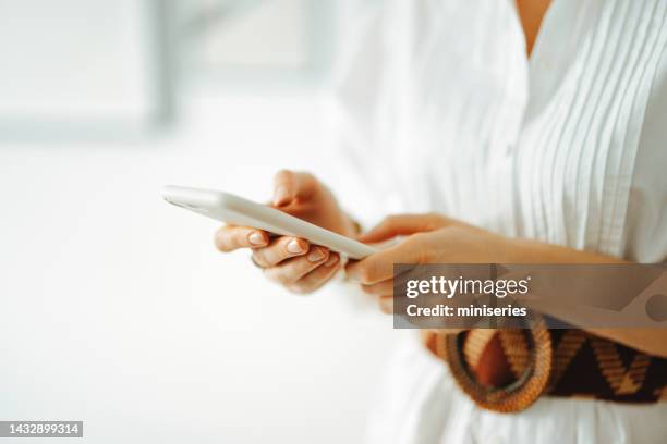 close-up foto de mãos de mulher usando um telefone celular no trabalho - discar - fotografias e filmes do acervo