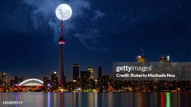 toronto skyline at night - toronto night stock pictures, royalty-free photos & images