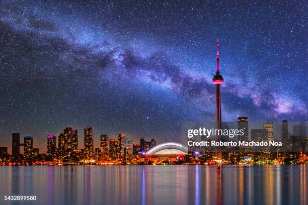 toronto skyline at night - cn tower stock pictures, royalty-free photos & images