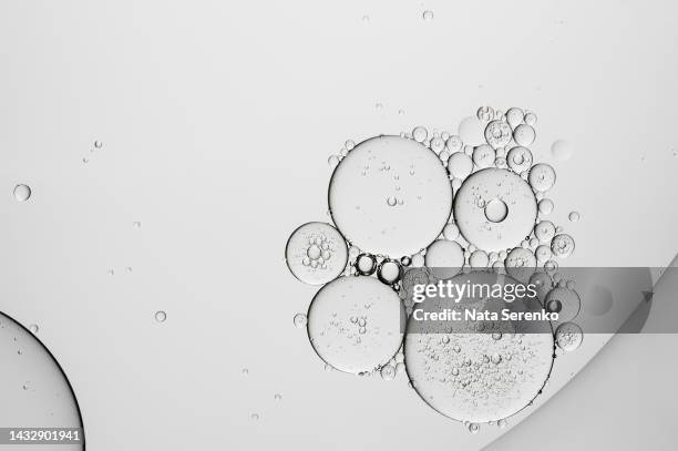 oil with bubbles on grey monochrome background - ácido hialurónico fotografías e imágenes de stock
