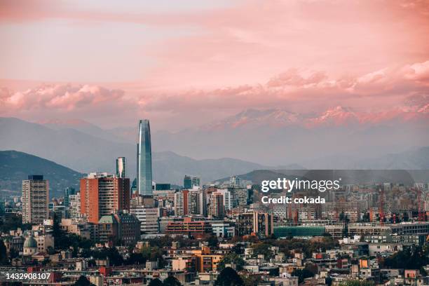 stadtbild von santiago - santiago chile stock-fotos und bilder