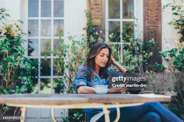 e-libro de lectura - lector de libros electrónicos fotografías e imágenes de stock