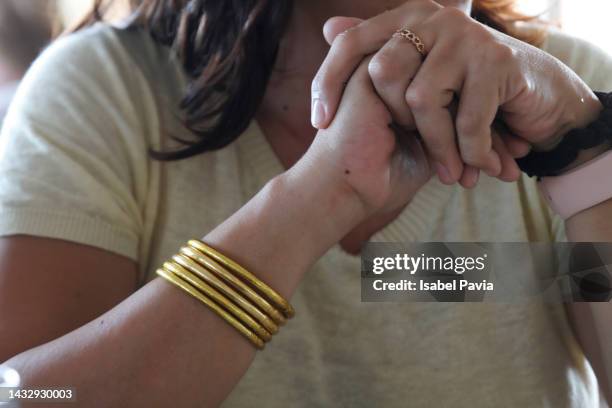 close-up of golden bracelets on woman arm - pulseira - fotografias e filmes do acervo