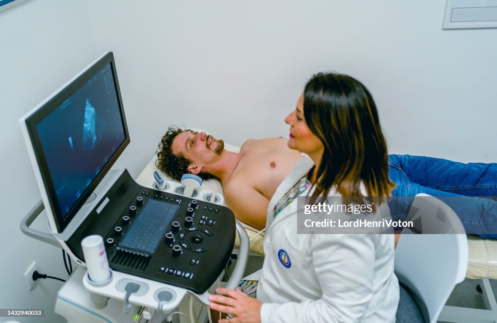 Hombre que se somete a un examen de ultrasonido del corazón