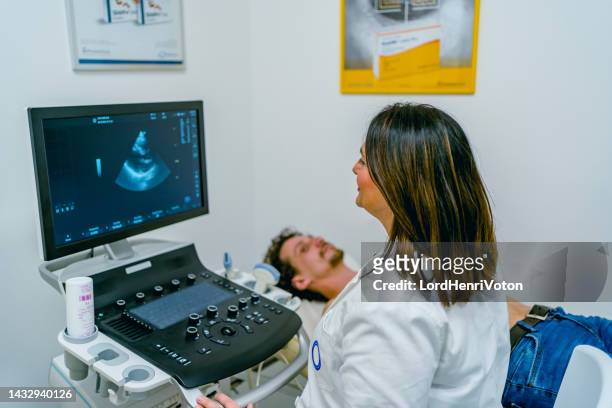 mann mit einer ultraschalluntersuchung des herzens - diagnosehilfe stock-fotos und bilder