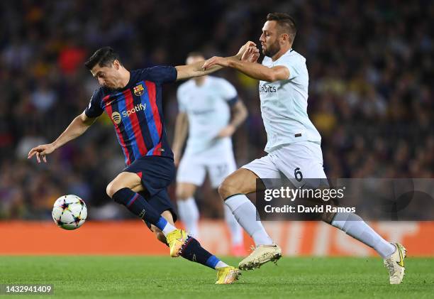 Robert Lewandowski of FC Barcelona is challenged by Stefan de Vrij of FC Internazionale during the UEFA Champions League group C match between FC...