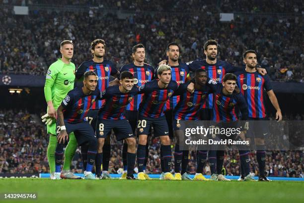 Barcelona players pose for a photo prior to the UEFA Champions League group C match between FC Barcelona and FC Internazionale at Spotify Camp Nou on...