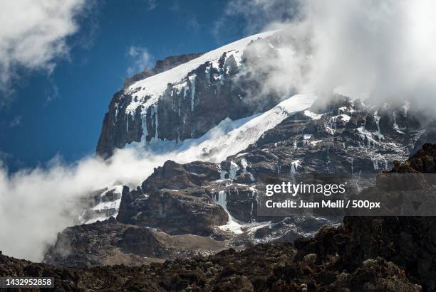 scenic view of snowcapped mountains against sky,mt kilimanjaro,tanzania - キリマンジャロ山 ストックフォトと画像