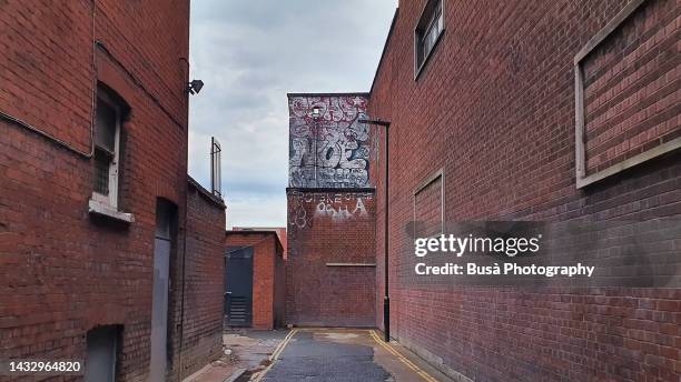 narrow back alley with industrial brick walls in london, england - cul de sac stock-fotos und bilder