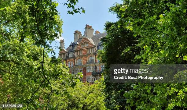 ornate victorian palace along green park, london - hyde park london stock-fotos und bilder