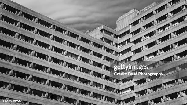 brutalist concrete architecture of 1960s building in london, england - 1960 london stockfoto's en -beelden