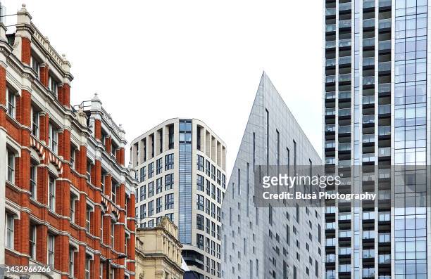 overlap of historical and modern buildings at city road in london, england - revestimento equipamento de construção - fotografias e filmes do acervo