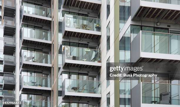 new residential buildings with modern cladding in london, england - cladding stockfoto's en -beelden