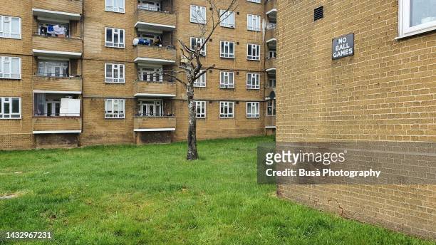council housing in hackney, london, uk - courtyard stock-fotos und bilder