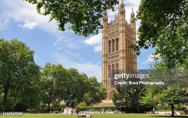 victoria tower gardens along the north bank of the river thames in london - victoria tower stock pictures, royalty-free photos & images