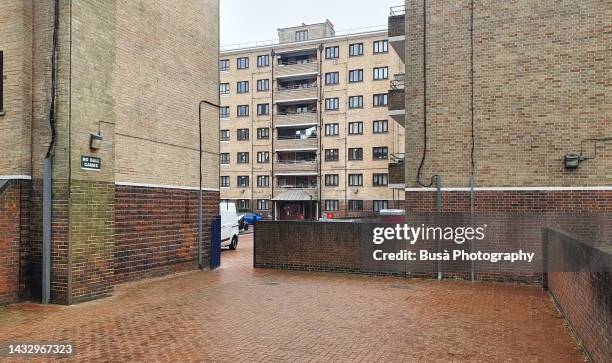 council housing in hackney, london, uk - london court 個照片及圖片檔