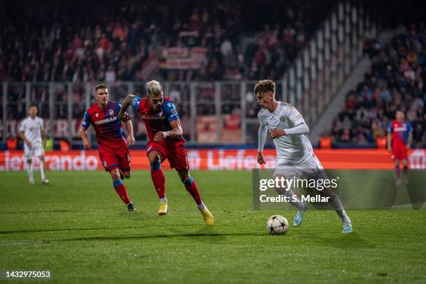 Paul Wanner of FC Bayern Muenchen controls the ball during the UEFA Champions League group C match between Viktoria Plzen and FC Bayern München at...