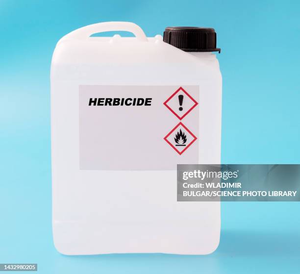 herbicide in a plastic canister, conceptual image - onkruidverdelger stockfoto's en -beelden