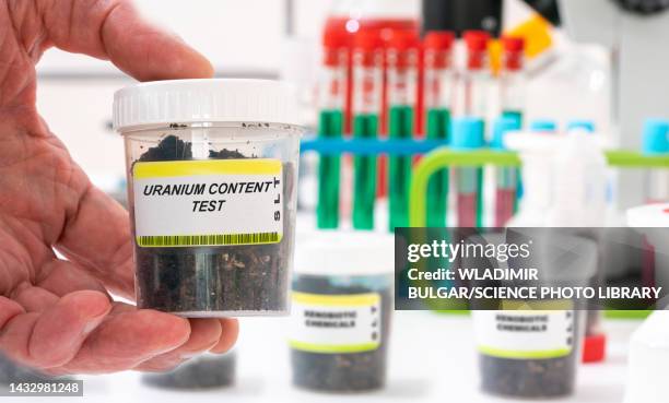 uranium content test in a soil sample - urânio imagens e fotografias de stock