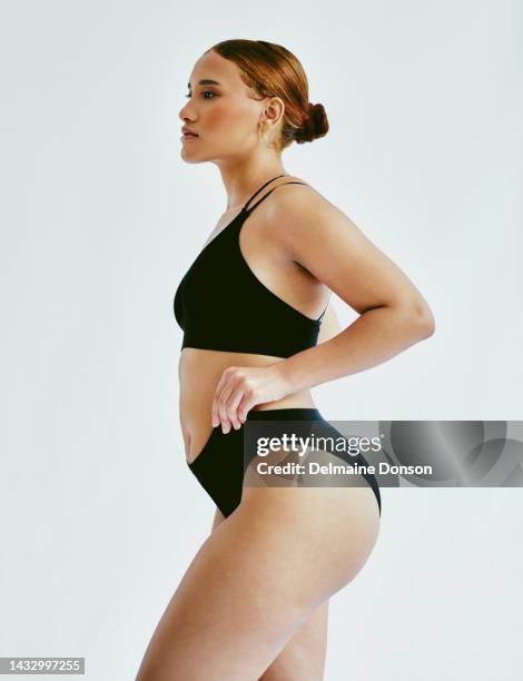 modelo body positive em sua roupa íntima em estúdio, beleza natural, empoderamento e linda mulher negra. padrões de beleza, bem-estar e jovem jovem confiante posando e confiante sobre seu corpo - curvy black women - fotografias e filmes do acervo