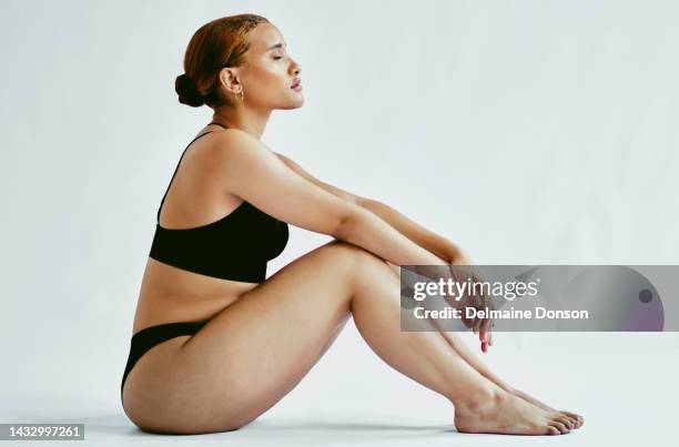 beauté, corps positif et une vraie femme noire en lingerie sur un fond gris studio avec maquette. santé, bien-être et sous-vêtements avec une jeune femme normale posant et fière de son moi naturel - curvy woman photos et images de collection