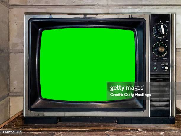 old vintage tv television set with green screen chroma key background. - television set - fotografias e filmes do acervo