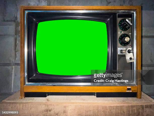 old vintage tv television set with green screen chroma key background. - テレビ局 ストックフォトと画像