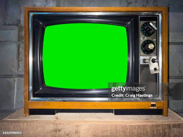 old vintage tv television set with green screen chroma key background. - television industry stockfoto's en -beelden