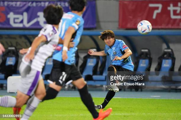 Yasuto Wakizaka of Kawasaki Frontale attempts a shot during the J.LEAGUE Meiji Yasuda J1 25th Sec. Match between Kawasaki Frontale and Kyoto Sanga...