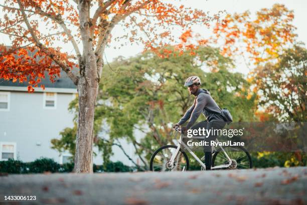 ciclista montando en bicicleta en el entorno de la ciudad - fall in seattle fotografías e imágenes de stock