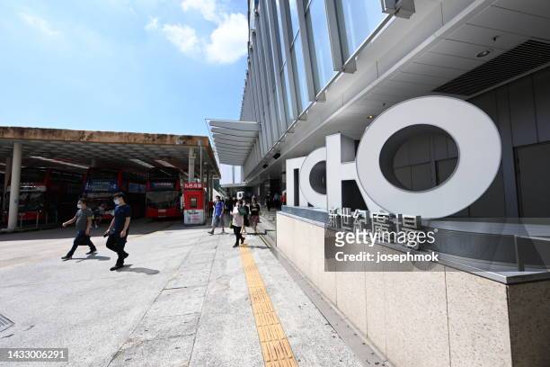 moko shopping mall and bus terminusin hong kong - mong kok imagens e fotografias de stock