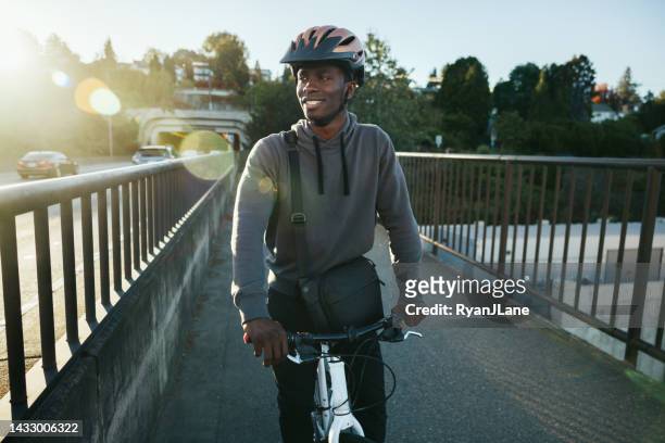 ciclista montando en bicicleta en el entorno de la ciudad - fall in seattle fotografías e imágenes de stock
