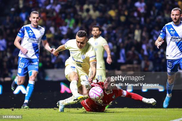 Jonathan Rodríguez of America battles for the ball against Antony Silva of Puebla during the quarterfinals first leg match between Puebla and America...