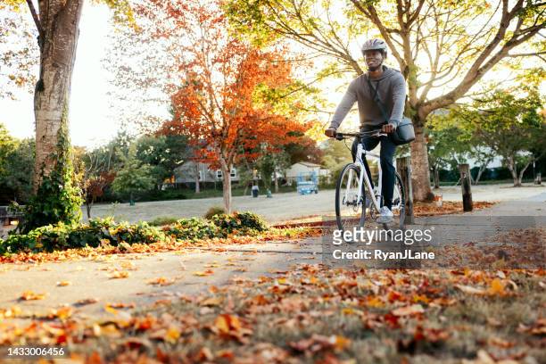 ciclista montando en bicicleta en el entorno de la ciudad - fall in seattle fotografías e imágenes de stock