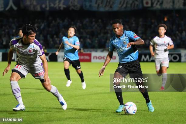 Marcinho of Kawasaki Frontale in action under pressure from Rikito Inoue of Kyoto Sanga during the J.LEAGUE Meiji Yasuda J1 25th Sec. Match between...