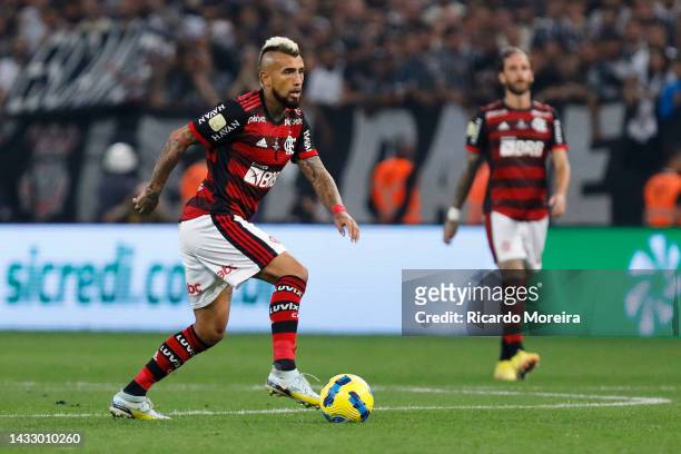 Arturo Vidal of Flamengo controls the ball during the first leg match of the final of Copa do Brasil 2022 between Corinthians and Flamengo at Neo...