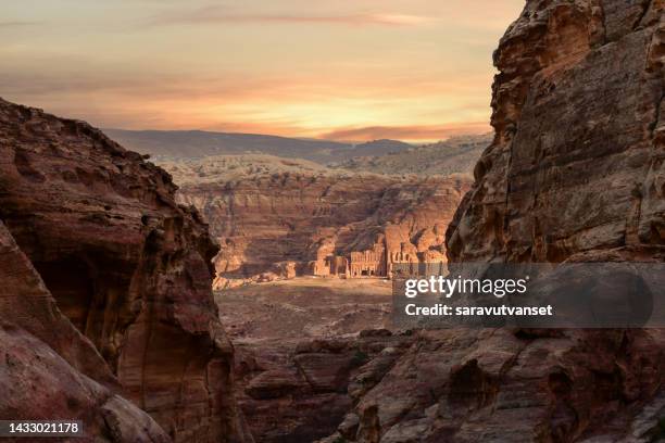 the imposing monastery in petra, jordan - pétra photos et images de collection