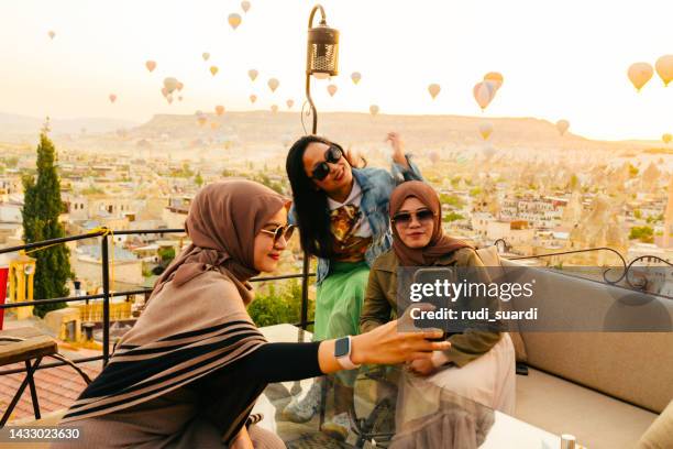amitié féminine prenant une photo selfie à l’aide d’un smartphone - voile religieux photos et images de collection