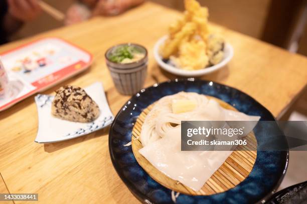 hand using chopstick picking zaru udon noodle with clear soup  eat with tempura japanese style - カレーうどん ストックフォトと画像