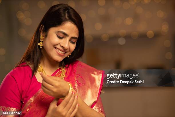 indian young woman diwali celebrate, stock photo - gold sari imagens e fotografias de stock